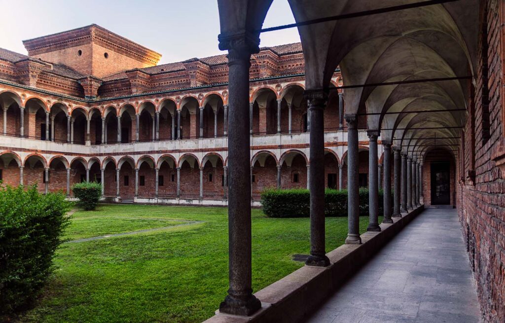 cloister-of-the-university-of-milan-N8MH3V3.jpg